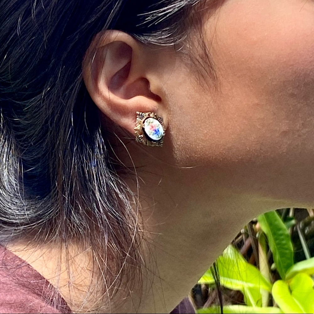 Vintage Handpainted Enamel Gold Tone Screw Back Earrings